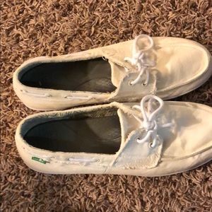 White tie up sanuk sneaker boat shoe